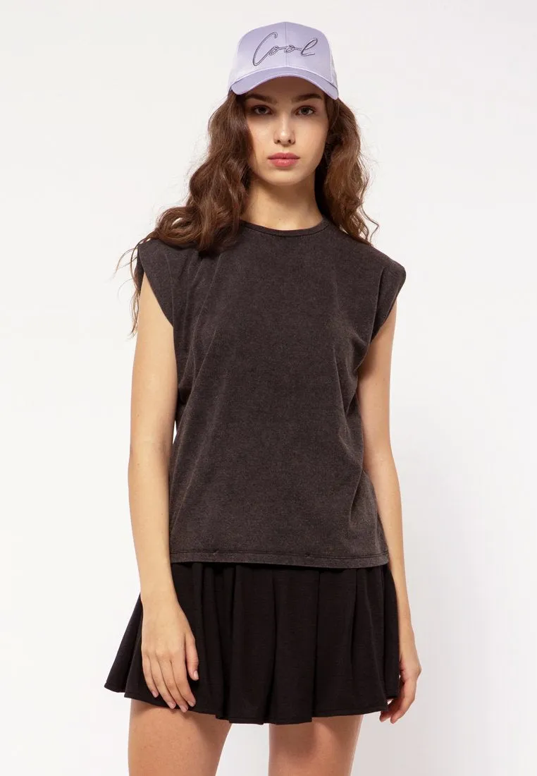 Sleeveless T-shirt