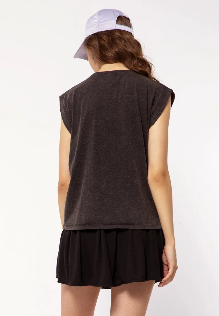 Sleeveless T-shirt
